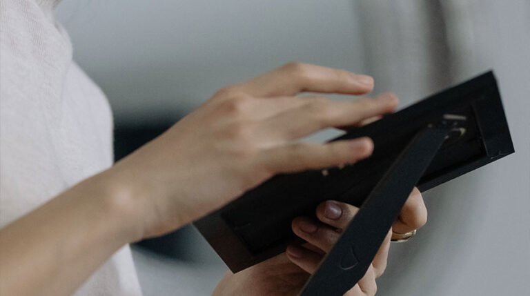 Mãe olhando porta retrato