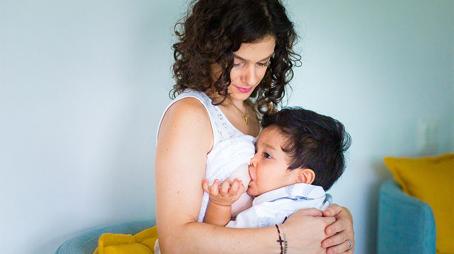 Paula amamentando seu filho