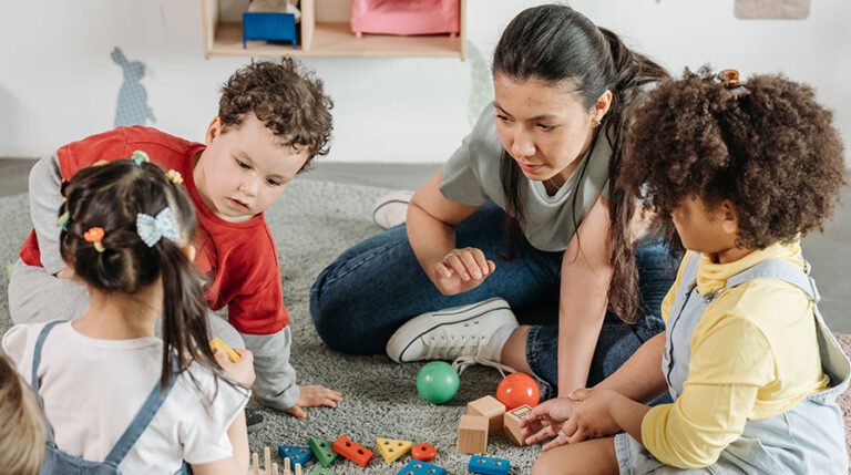 mãe brincando com crianças