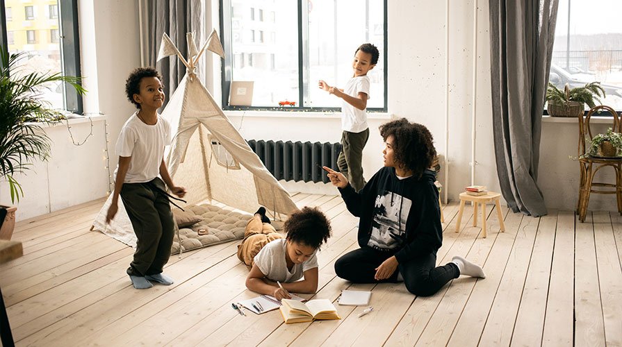 crianças brincando na sala