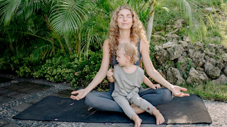 mãe meditando com filho