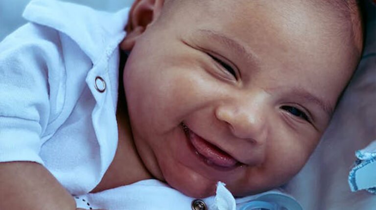 bebê sorrindo