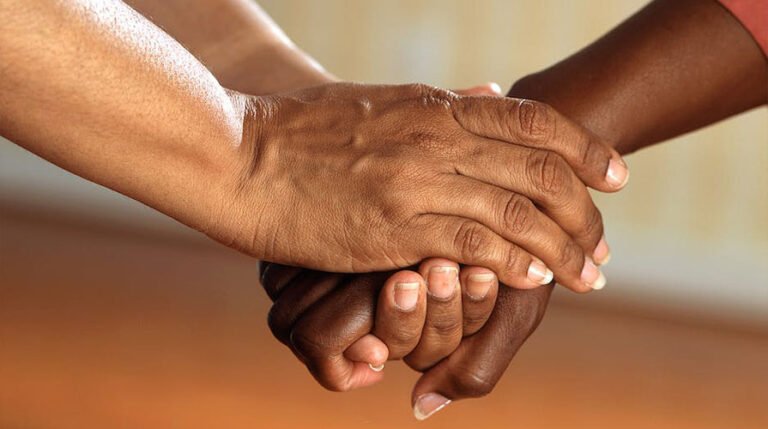 mãos da consultora dar auxilio à mãe