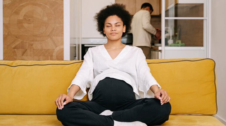 grávida meditando sentada