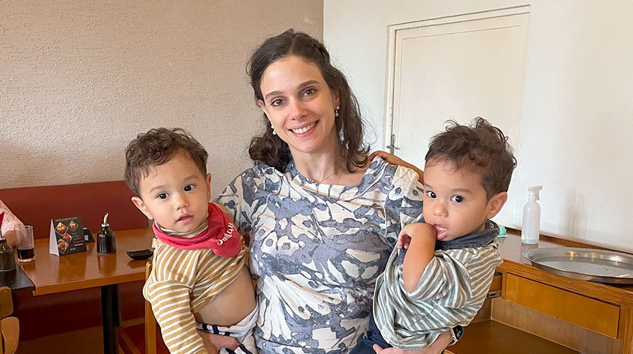 Paula segurando os filhos