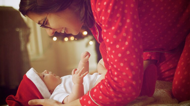 Mãe brincando com seu bebê