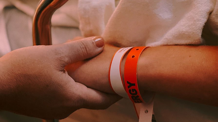 mãe sendo auxiliada