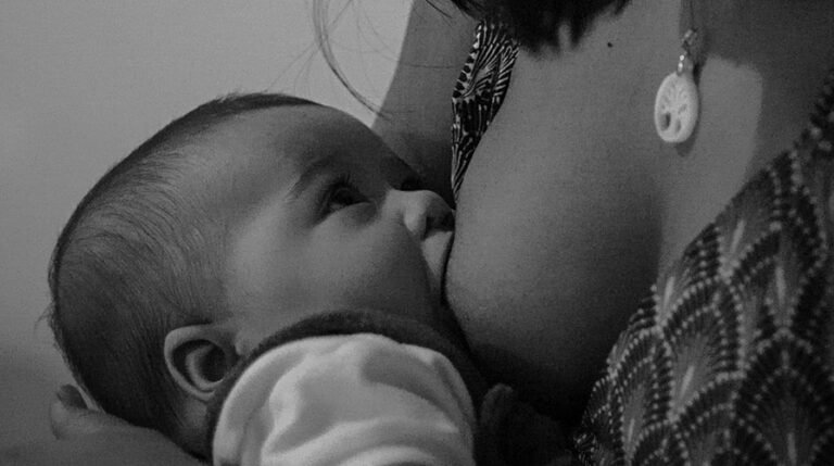 mãe amamentando bebê