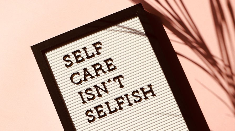 placa com texto self care isn't selfish